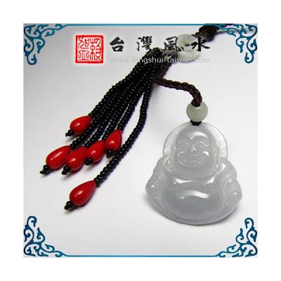 Amulette Bouddha Rieur en jade avec des rangées de perles d'agate noire.