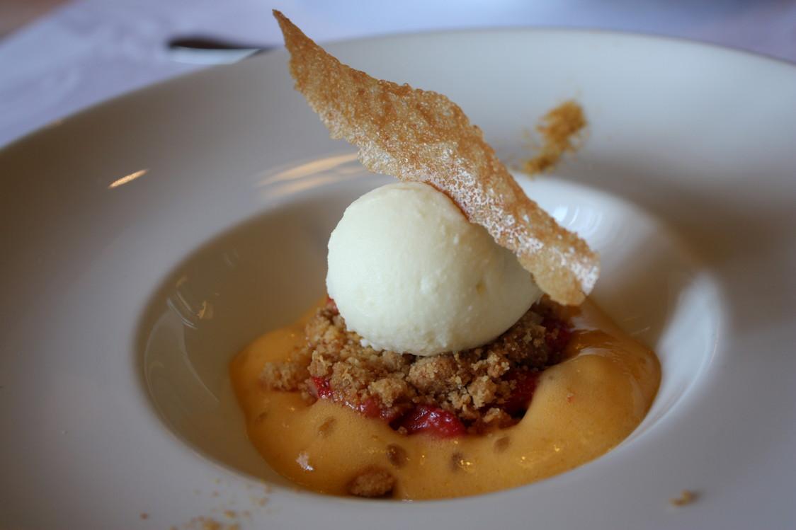 MOUSSE LÉGÈRE AUX ABRICOTS FRAISES DE PORT DAGRÈS CRÈME GLACÉE VERVEINE CITRONNELLE © P.Faus 