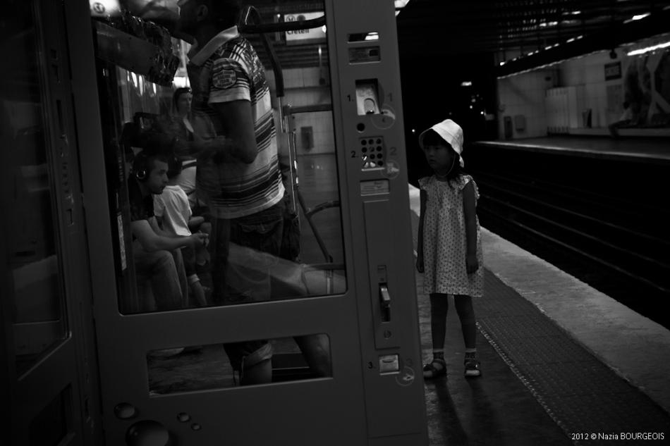 scène de vie, paris, métro, parisien, le distributeur, la petite fille, photo