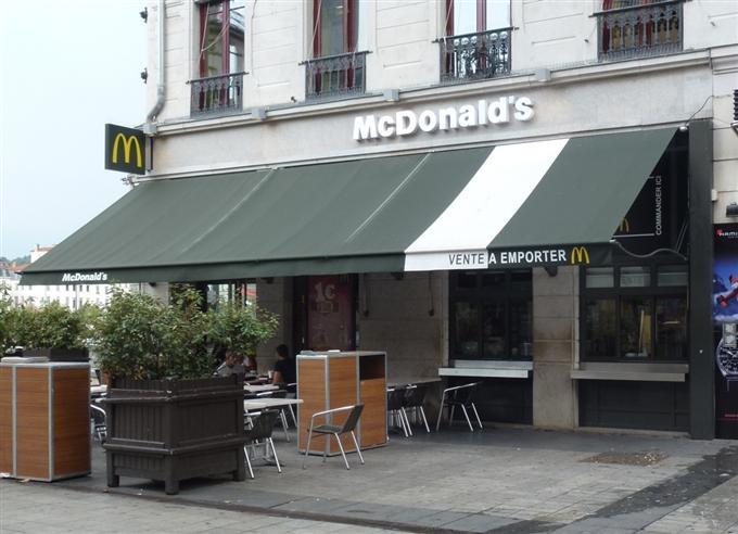Prendre une souris en photo au McDonald’s place Bellecour à Lyon, ça ne le fait pas !