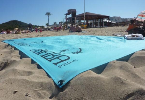 Alerte tendance : la serviette de plage pour couple | À Voir