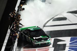2012 Bristol2 Denny Hamlin Celebrates With Burnout 300x199 Sprint Cup Series: Qui remportera le titre cette année?