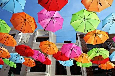 Auvent de parapluies colorés au Portugal
