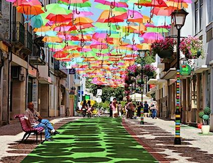 Auvent de parapluies colorés au Portugal