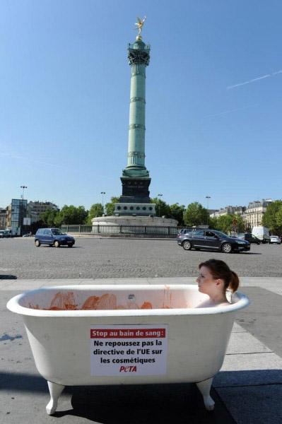 Elle se baigne nue dans une baignoire de sang place de la Bastille