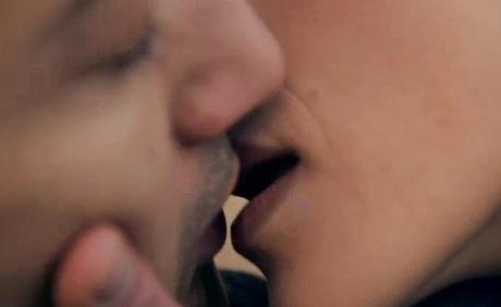 Sans titre Le baiser au bouche-à-oreille