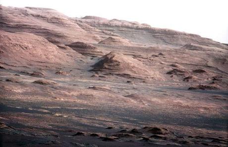 Curiosity envoie sa première photo de Mars en couleur et en haute résolution