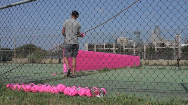 Un terrain de tennis abandonné revit grace à des pelotes de laine