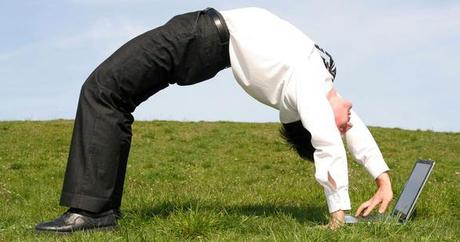Un homme d'affaires faisant un grand pont