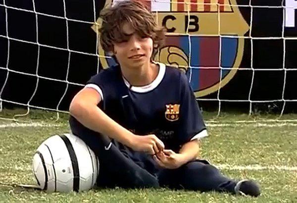 Né sans pieds, il intègre à 11 ans le centre de formation du Barça