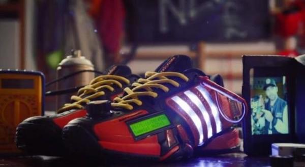 Adidas Barricade : consultez vos tweets sur vos baskets