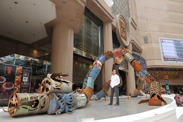 Le dragon en baril de pétrole de Qiu Zhijie à Beijing - Sculpture