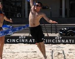 nascar austin dillon ty dillon beach volleyball 9 253x200 Les frères Dillon et Brian Scott dans une exhibition de Volley Ball