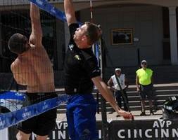 nascar austin dillon ty dillon beach volleyball 6 253x200 Les frères Dillon et Brian Scott dans une exhibition de Volley Ball