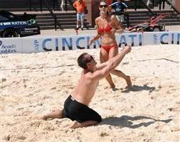 nascar austin dillon ty dillon beach volleyball 7 253x200 Les frères Dillon et Brian Scott dans une exhibition de Volley Ball