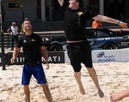 nascar austin dillon ty dillon beach volleyball 5 253x200 Les frères Dillon et Brian Scott dans une exhibition de Volley Ball
