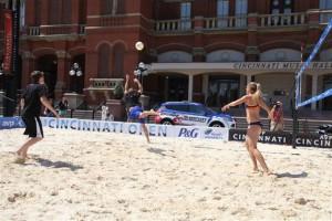 nascar austin dillon ty dillon beach volleyball 3 300x200 Les frères Dillon et Brian Scott dans une exhibition de Volley Ball