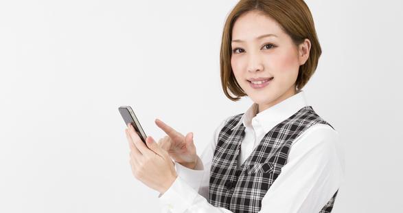 femme asiatique avec un téléphone mobile