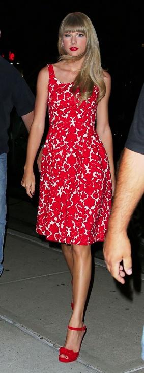 Le look de la semaine: Taylor Swift renversante en robe rouge