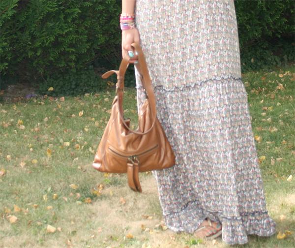 Chapeau de paille, tongs et robe à fleurs… Le look hippie girl !