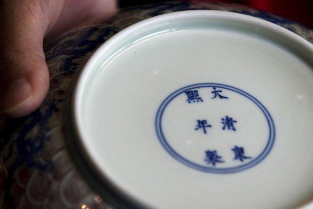 Une fausse assiette chinoise, présentée comme une oeuvre... (Photo La Presse Canadienne)