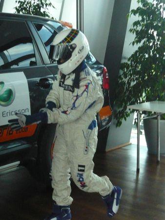 Musée Porsche activités enfant enfiler une combinaison de pilote (2)