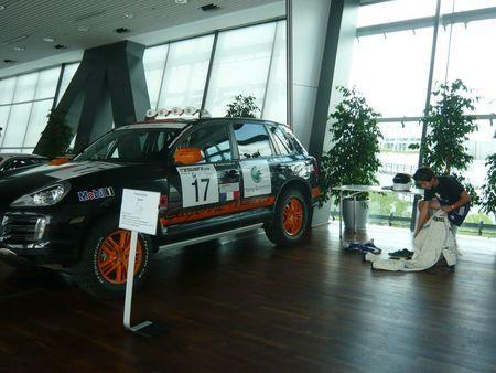 Musée Porsche activités enfant enfiler une combinaison de pilote