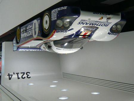 Musée Porsche voiture au plafond