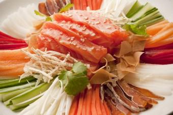Shang Palace  Saumon Lo Hei sashimi de saumon fruits et legumes eminces julienne de meduse sauce aux grains de sesame hdef 340x226