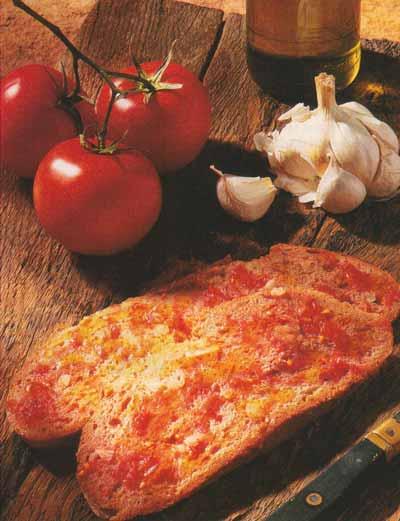 Tartine de pain de campagne frottée à la tomate