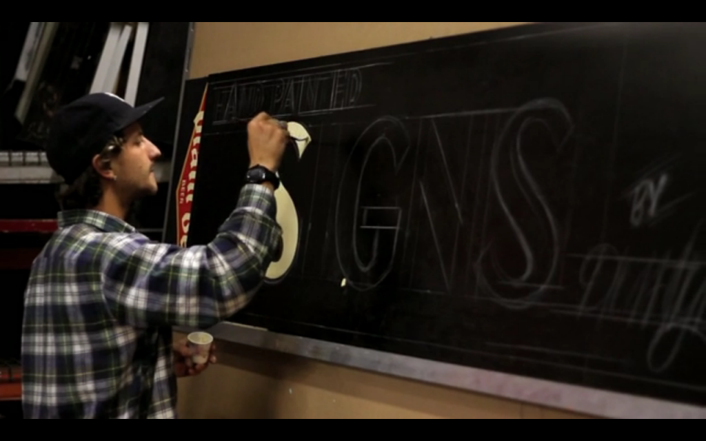 Dan Mandsen peint ses enseignes à la main