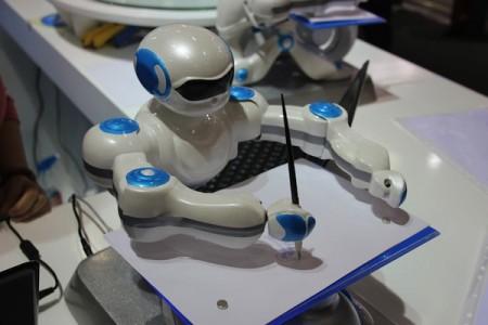 IFA 2012 : le robot SketRobo dessinera bientôt à votre place !