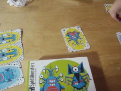 Il vient de rentrer à l'école... plus question de jouer! Mais si bien-sûr!