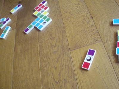 Il vient de rentrer à l'école... plus question de jouer! Mais si bien-sûr!