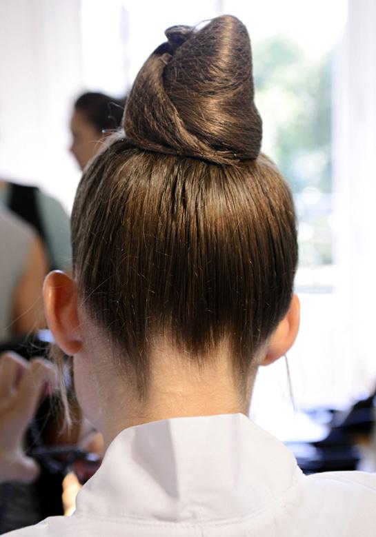 Le chignon haut perché chez Valentino Haute Couture