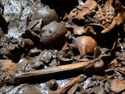 Découverte unique d'une sépulture Aztèque accompagnée de centaines d'ossements