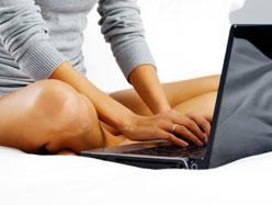 Ne faites jamais ça avec votre portable - Le poser sur des couvertures