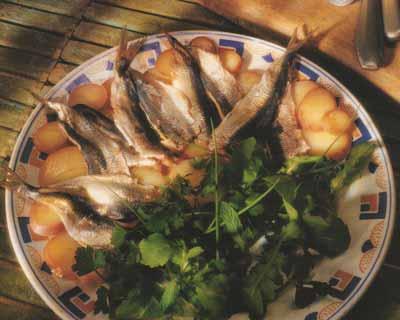 Sardines marinées aux pommes Roseval, herbes du curé et piment d’Espelette