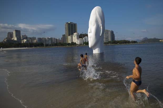 La sculpture de Jaume Plensa immergée dans la baie de Guanabara, à Rio de Janeiro, Brésil