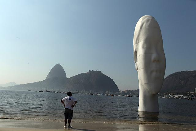 La sculpture de Jaume Plensa immergée dans la baie de Guanabara, à Rio de Janeiro, Brésil