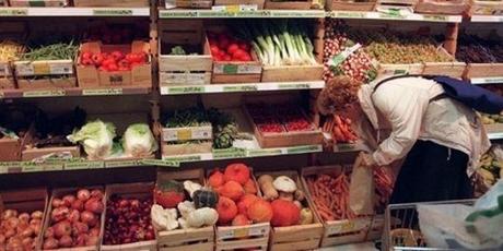Une cliente choisit des légumes biologiques n'ayant subi aucune transformation transgénique, sur un rayon d'un magasin spécialisé en produits bio,  à Toulouse.
