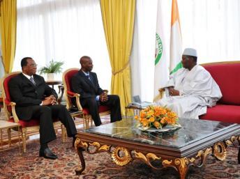 Le président ivoirien, président en exercice de la Cédéao, Alassane Ouattara a reçu le 5 septembre à Abidjan Baba Berthe (C) secrétaire général de la présidence du Mali et Amadou Ousmane Touré (G), ambassadeur du Mali en Côte d'Ivoire.