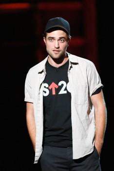 Robert Pattinson, invité surprise au Stand Up 2 Cancer