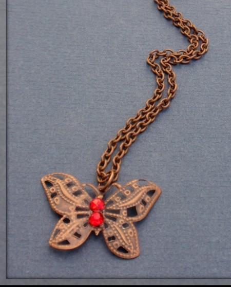 Collier fillette pendentif papillon strass rouges chaîne cuivre