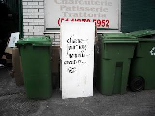 La poésie urbaine des poubelles de mon quartier
