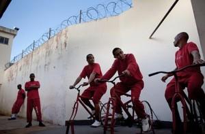 Des prisonniers pratiquent le vélo d'appartement sous les verrous
