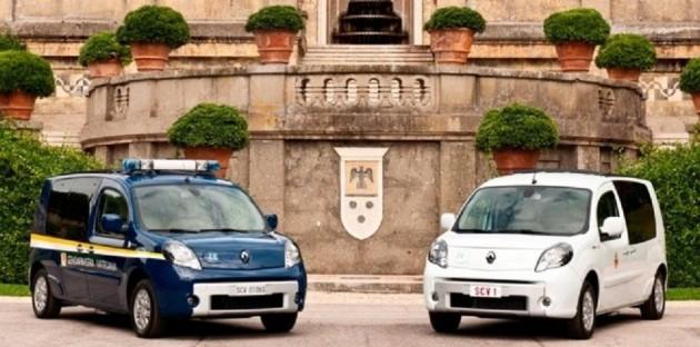 Le pape Benoît XVI se fait offrir des Kangoo Renault ZE