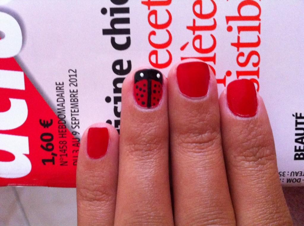 Une coccinelle sur mes ongles
