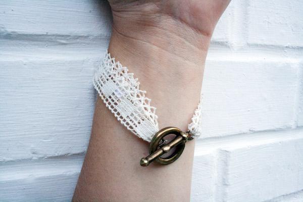 Juste un bout de dentelle