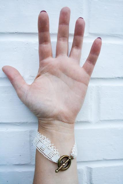 Juste un bout de dentelle